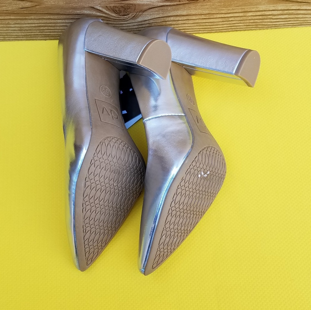 Heels - Picture 4 of 4
